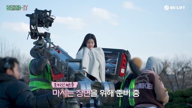 Прекрасная группа ILLIT)= ЗА КУЛИСАМИ! смотреть онлайн