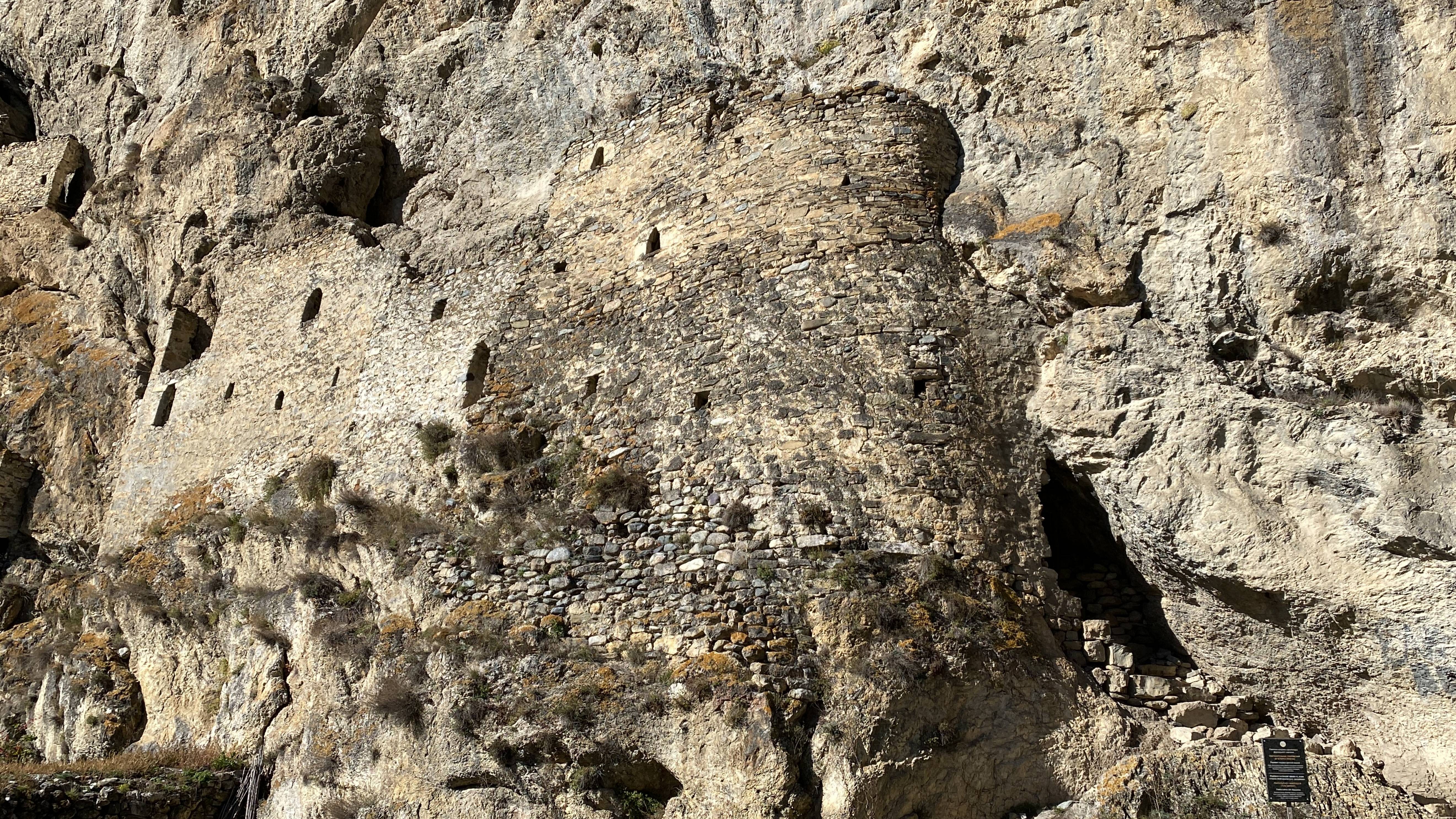 Северная Осетия. Дзивгисская наскальная крепость смотреть онлайн