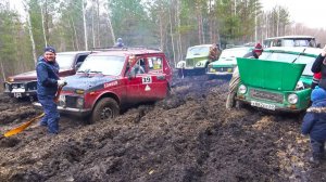 Стоковый ЛУАЗ и ГАЗ 69 против Нивы и УАЗа. Что делать, когда все застряли? Русская грязь