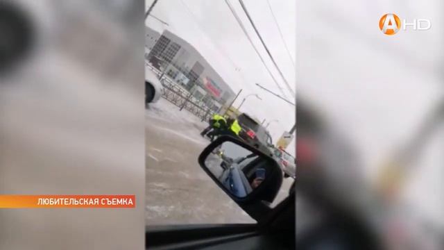 Пьяный водитель напал на сотрудника ГИБДД смотреть онлайн