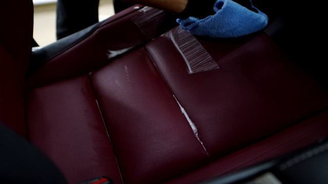 man-carefully-cleaning-a-leather-interior-of-a-car-47832-hd-ready смотреть онлайн