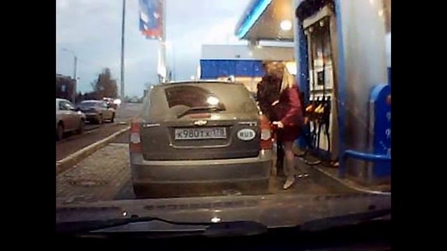 блондинка на заправке смотреть онлайн