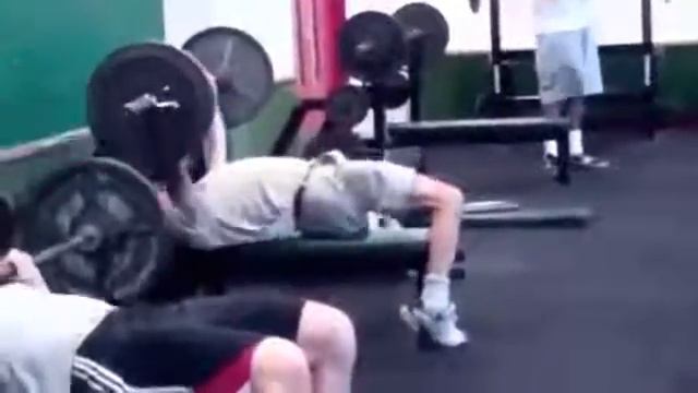 СУПЕР ПРИКОЛ!Приколы в СПОРТЗАЛЕ 2013 смотреть онлайн