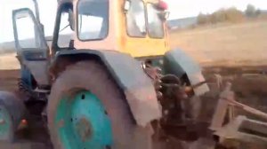 пахаю огород  на тракторе ЮМЗ 6-л плуг три корпуса