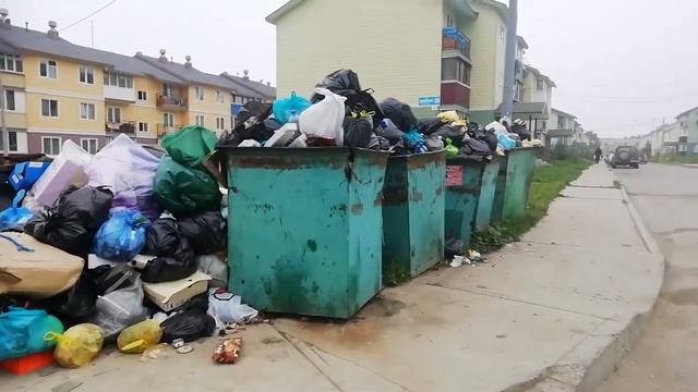 Контейнерная площадка в южно-сахалинском дворе превратилась в свалку