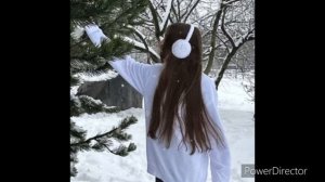 За окном девочка в бежевом платьеце…speed up. (ИСКОРКИ)