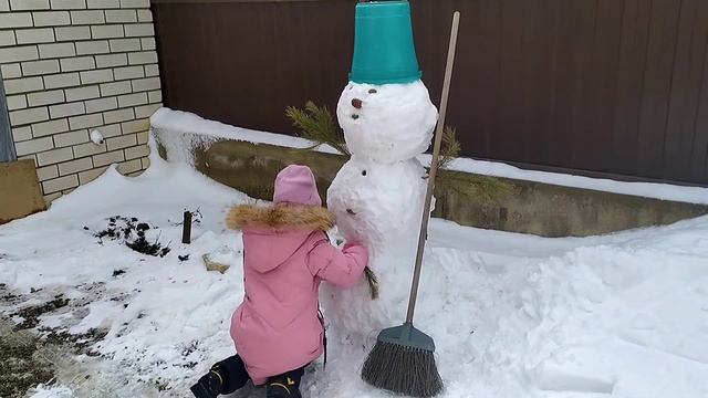 Крутой снеговик у Саши получился. Зима.Лепим снеговика!