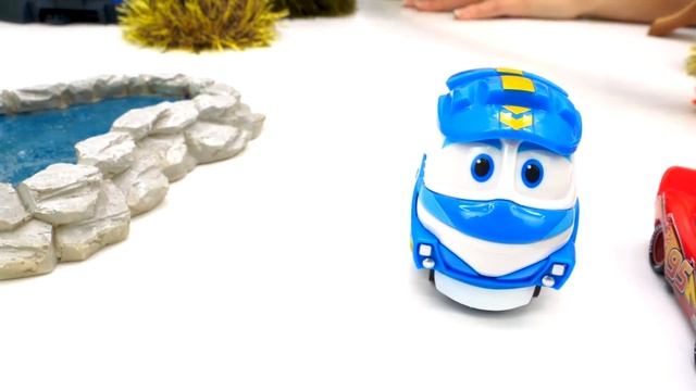 Видео с машинками - Маквин и Вспыш в детском садике. Игры для детей смотреть онлайн