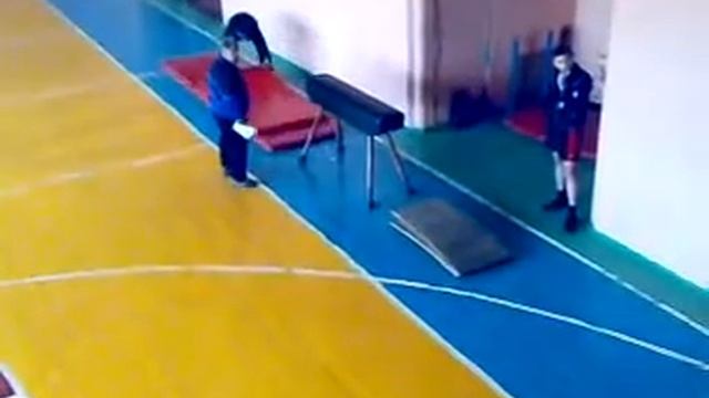 Физрук хотел показать как прыгать смотреть онлайн
