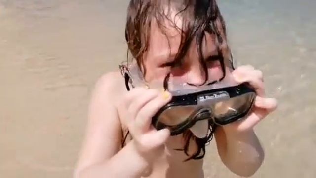 На пляже отеля Tri Trang Beach & Resort смотреть онлайн