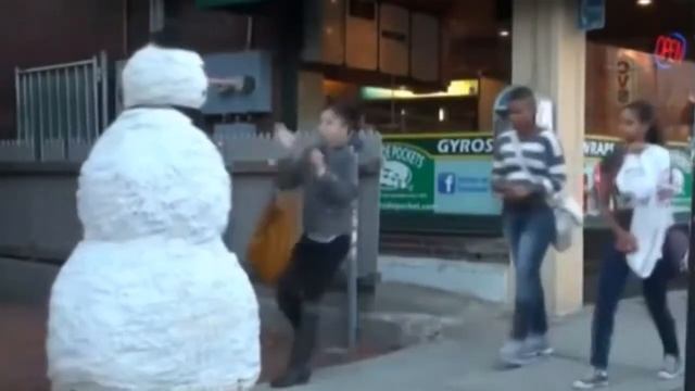 Злой снеговик прикол! смотреть онлайн