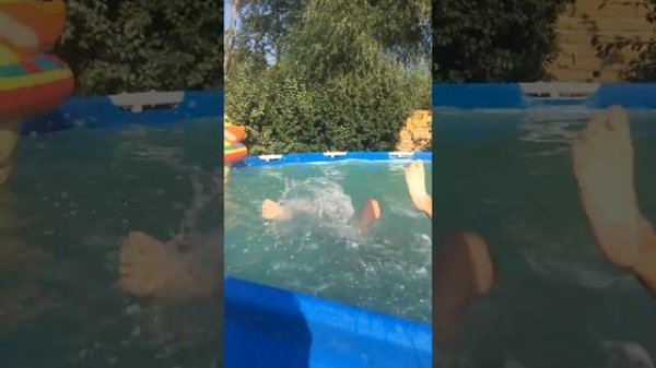 Я плаваю в бассейне со своими сёстрами