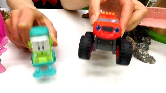 Вспыш и игрушки из мультиков играют в футбол. Развивающее видео для детей ДЕТСКИЙ САДИК смотреть онлайн