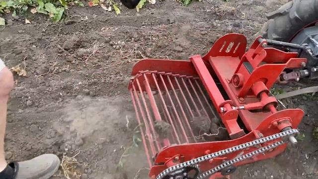 Копаємо картоплю стрічковою картоплекопачкою, Мотор Січ! смотреть онлайн