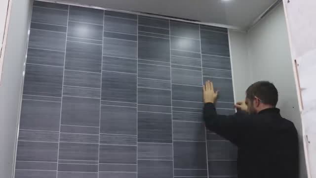 Укладка клеевой кварц-виниловой плитки ПВХ на стены в ванной и санузла: пошаговое руководство смотреть онлайн