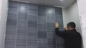 Укладка клеевой кварц-виниловой плитки ПВХ на стены в ванной и санузла: пошаговое руководство