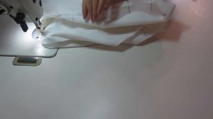 Стачиваем шаговый шов на брюках