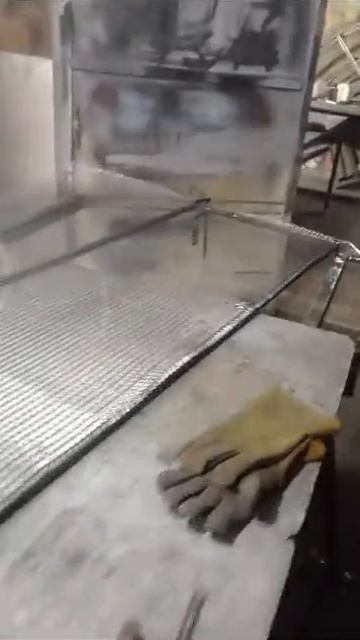 Так выглядит рама из рулона декоративной просечно вытяжной ЦПВС сетки с ячейкой 30х12 Железный слон