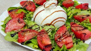 Салат с томатами, сыром бурратой и зеленью.