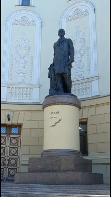 Памятник Габдулле Тукаю у здания Татарского театра оперы и балета (Казань) смотреть онлайн