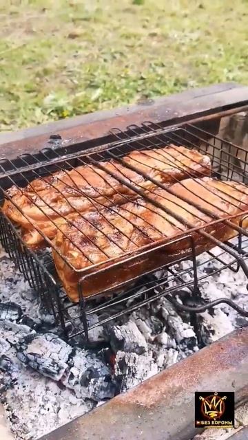 Мясные рёбрышки.Соус из мёда,соевого соуса, и копчёной паприкой.