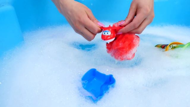 Про машинки - Гонки или куличики? Вспыш, Робокар Рой и Маквин в Детском садике смотреть онлайн