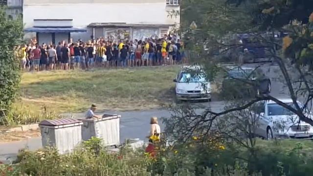 РЕЙД БОЛЕЛЬЩИКОВ БОЛГАРСКОЙ КОМАНДЫ НА СТАДИОН!! (ВЗРЫВПОКЕТЫ КРИЧАЛКИ) смотреть онлайн