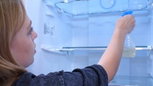 Как убрать неприятный запах в холодильнике?