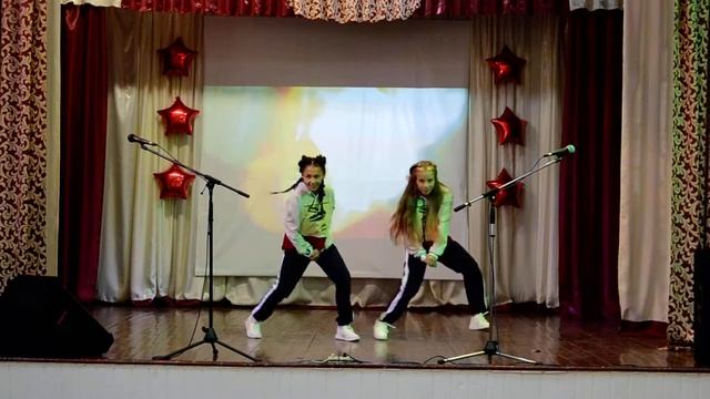 Хип - хоп, исполняют Анна Пальмова и Татьяна Кудрякова.