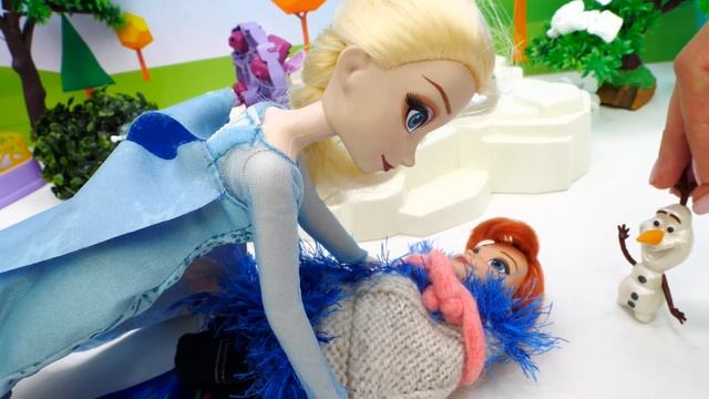 Видео про куклы из мультиков. Машины сказки. Эльза лечит Анну! смотреть онлайн