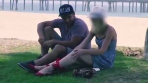 Снимает трусики с девушек на улице.Пранк