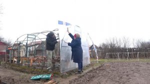 Закрываем теплицу поликарбонатом.