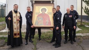 Сотрудники УТ МВД России по ДФО передали икону Святого Георгия Победоносца бойцам ОМОН «Тигр»