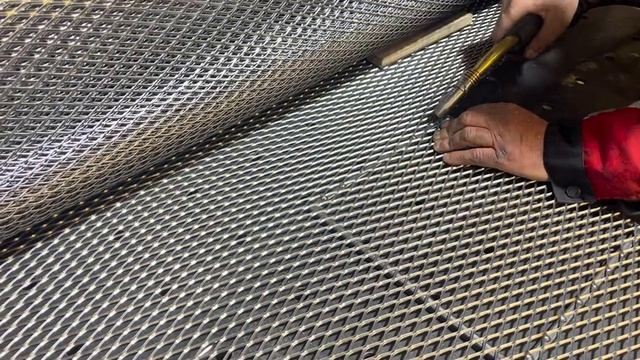 Привариваю просечно вытяжную сетку к профтрубе, ЦПВС 30х12, перемычка 1х3мм Железный слон