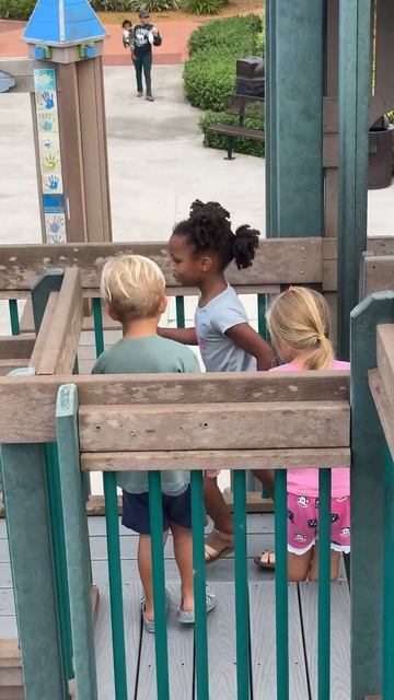 Дети весело исследуют парк Tiger Shark Cove. Детское видео! #bea смотреть онлайн