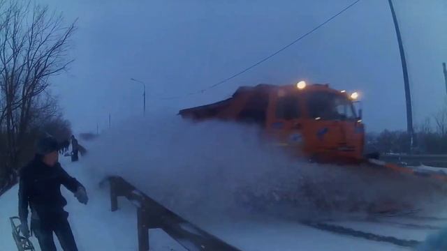 Мост. Снег. Санки, все дела)
