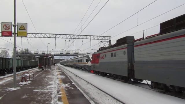 ВЛ10У-217 с перегоняемым ЭП2Д-0126 отправляется со станции Яхрома.