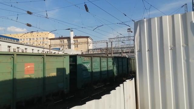 Товарной поезд на вокзале! Электровоз ВЛ80с 2318 с грузовым поездом. смотреть онлайн