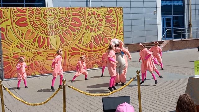 Городской пикник. Танец "Неугомонные поросята" смотреть онлайн