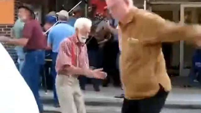Дед отжигает в 71 год ржач и класс