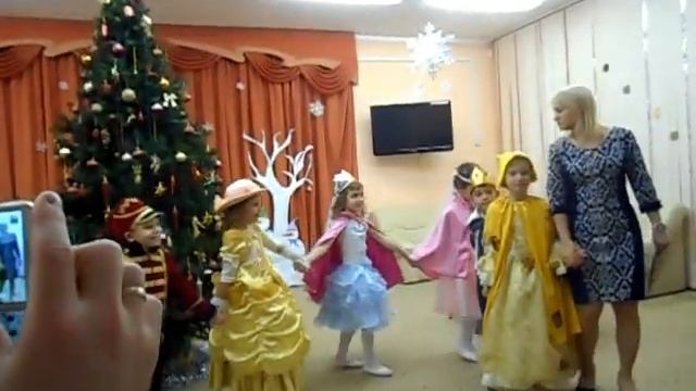 Входят в зал