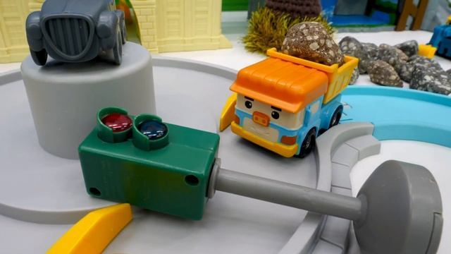 Робокар Поли чинит светофор. Машины сказки - Мультик из игрушек для детей смотреть онлайн