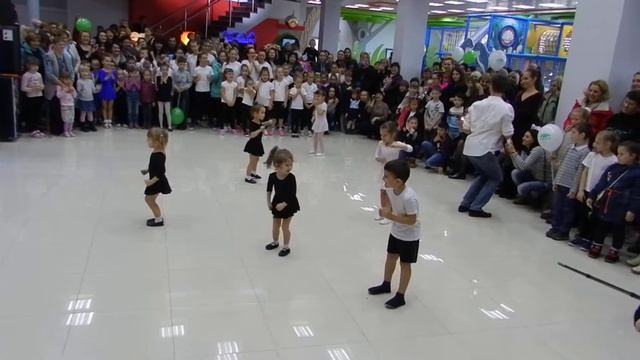 Первое выступление малышей на открытие центра Грюнвальд