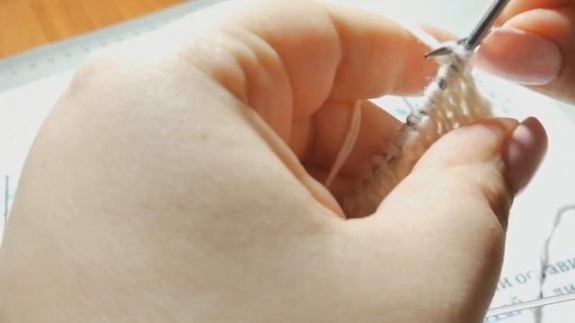 жгут из 4 петель спицами . C наклоном вправо . смотреть онлайн