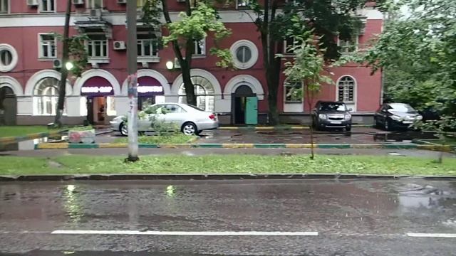 19:30, четверг, 19 июля 2018 (стрит-ритейл: Заводской проезд, 25)