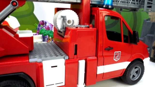 Пожарная машинка тушит пожар - Щенячий патруль Маршал и Видео с игрушками про Детский садик Капуки смотреть онлайн