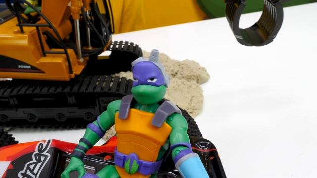 Черепашки НИНДЗЯ в бассейне с шариками - Игрушки в детском садике - Игры для детей смотреть онлайн