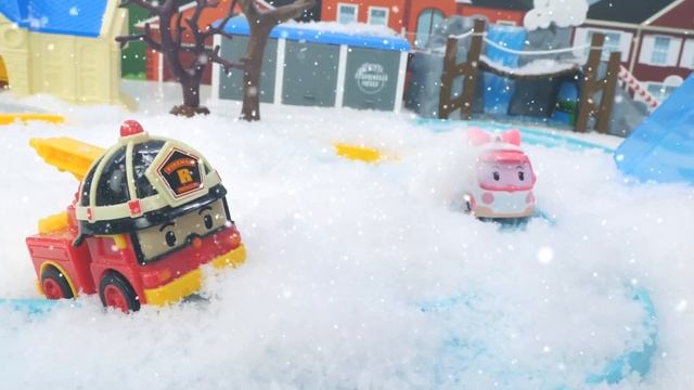 Робокара Поли завалило снегом - Машины сказки для детей - Видео с игрушками смотреть онлайн