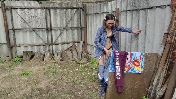 СНЯЛА  ТРУСИКИ  И  ПОСТИРАЛА  С  ПОДРУГОЙ  В  СЕЛЕ  НА  ПР?