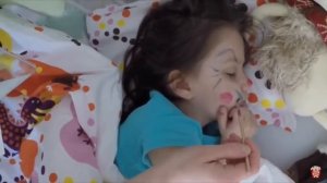 Смешной Розыгрыш. Мама Красит Спящую Вику /// Вики Шоу